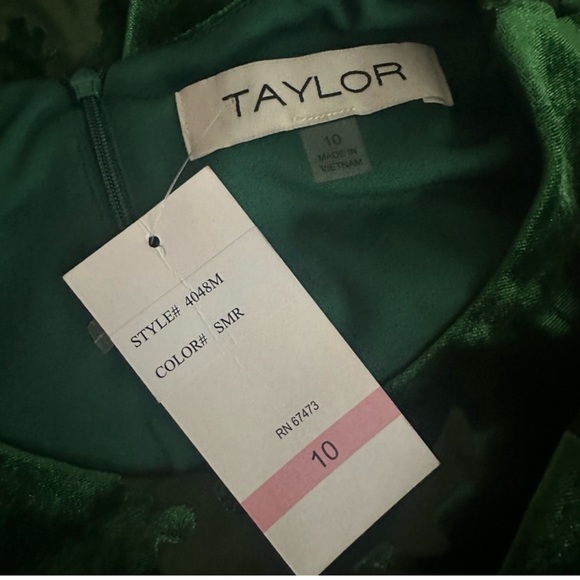 Elegant Green Sleeveless Dress - Picture 7 of 7